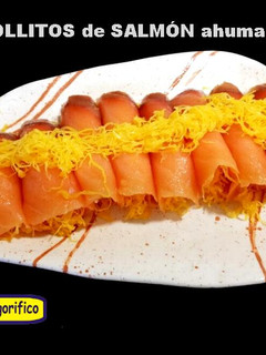 Una foto de Rollitos de salmón ahumado y huevo hilado