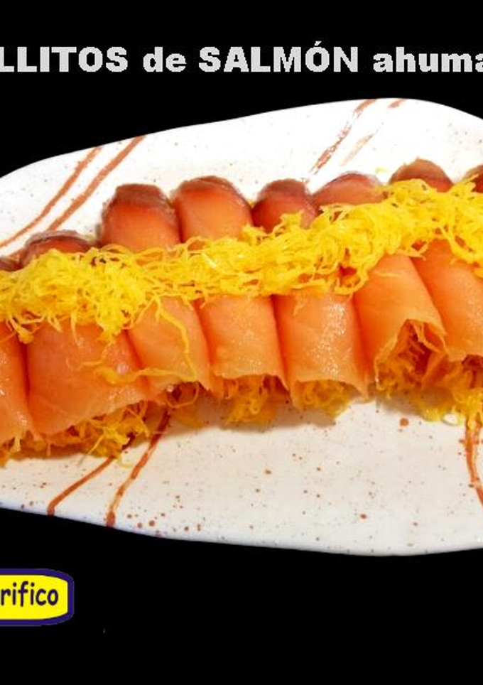 Una foto de Rollitos de salmón ahumado y huevo hilado