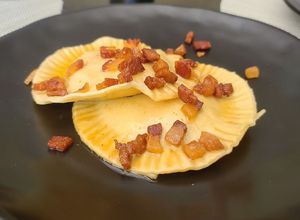 Una foto de Raviolone alla carbonara