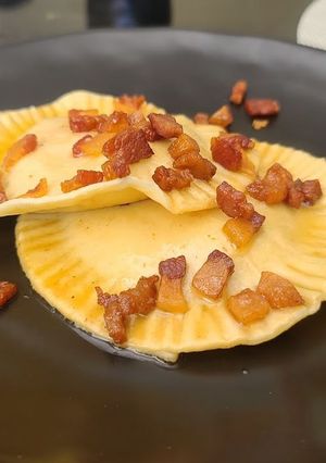 Una foto de Raviolone alla carbonara