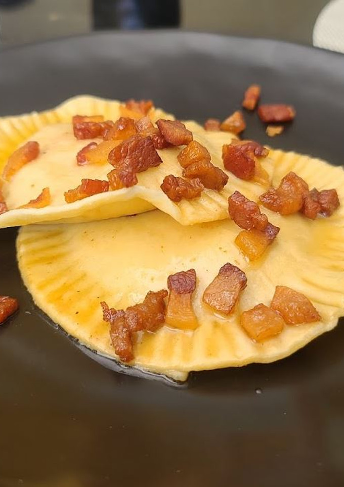 Una foto de Raviolone alla carbonara