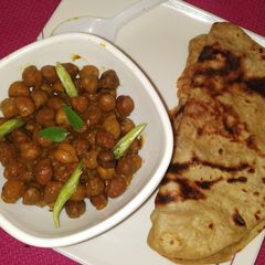 A picture of Chana Paratha.