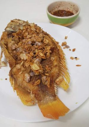 รูปของ ปลา​ทับทิม​ทอด​กระเทียม​🐟