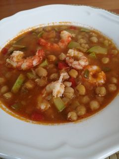 Una foto de Garbanzos verduras y langostinos