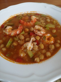Una foto de Garbanzos verduras y langostinos