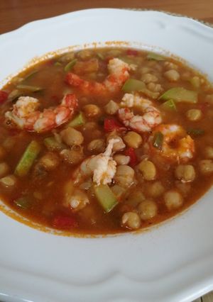 Una foto de Garbanzos verduras y langostinos
