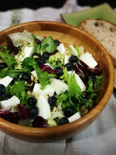 Una foto de Ensalada gourmet con queso fresco 0% y arándanos