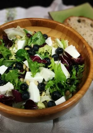 Foto principal de Ensalada gourmet con queso fresco 0% y arándanos
