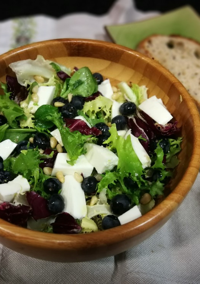 Una foto de Ensalada gourmet con queso fresco 0% y arándanos