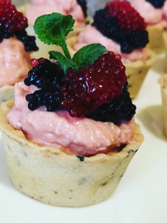 Una foto de Mini tartaletas con mousse de salmonete marinado