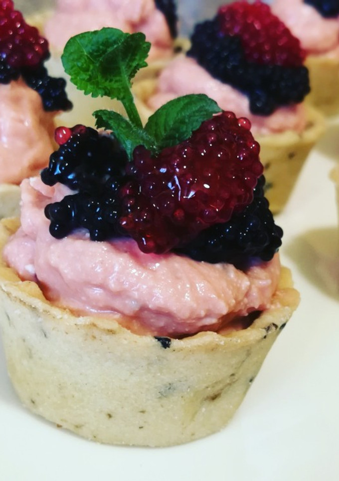 Una foto de Mini tartaletas con mousse de salmonete marinado