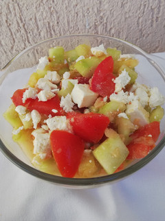 Sopszka saláta (paradicsom paprika hagyma uborka feta sajt) recept fotója