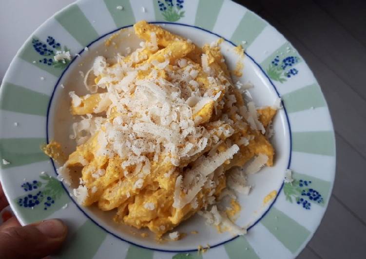 Penne con crema di carote, mandorle e formaggio