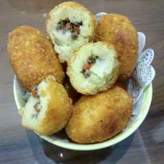 Kroket kentang daging cincang istimewa রেসিপির প্রধান ছবি