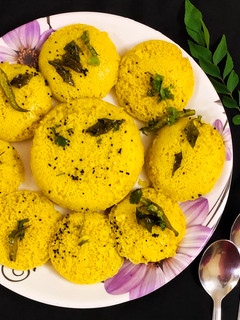 सूजी बेसन ढोकला(suji besan dhokla recipe in hindi) रेसिपी मुख्य फोटो