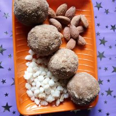 A picture of Gond ke laddoo.