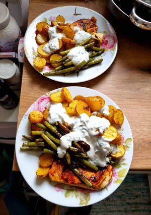 Grillezett csirkemell, burgonyachipssel és zöldbabbal recept fotója