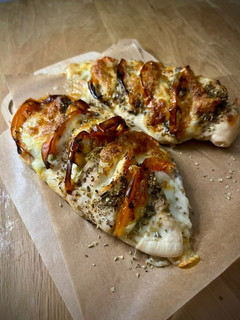 Una foto de Pechugas hasselback en freidora de aire - Receta de batch cooking