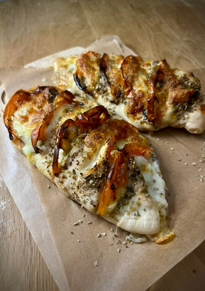 Una foto de Pechugas hasselback en freidora de aire - Receta de batch cooking