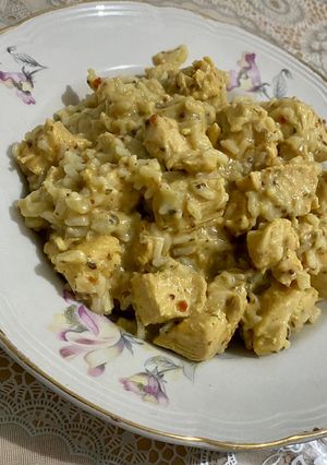 Una foto de Arroz con pollo en salsa de mostaza y cerveza 😋
