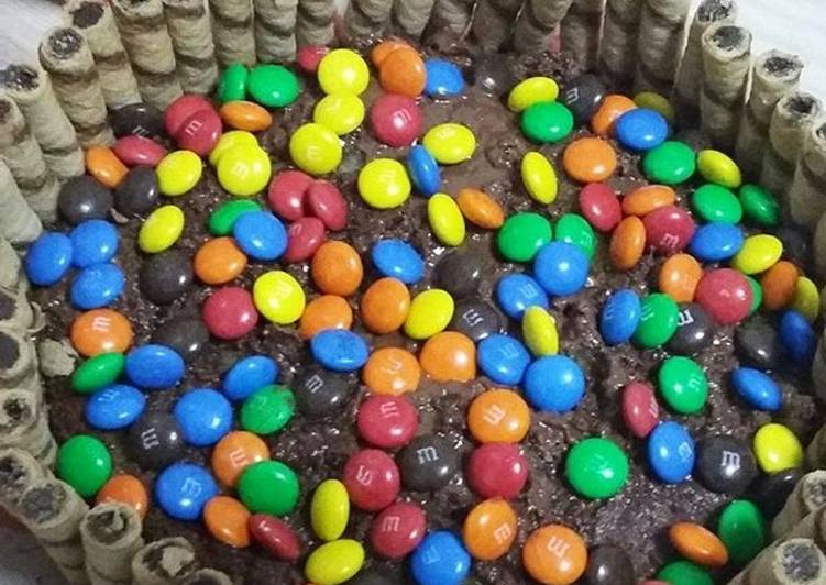 Recipe of Ultimate Nutella cake with M&amp;M and wafers biscuit