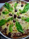 Muzzarella integral con rúcula y aceitunas negras y parmesano🍕