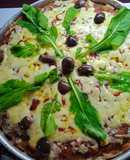Muzzarella integral con rúcula y aceitunas negras y parmesano🍕