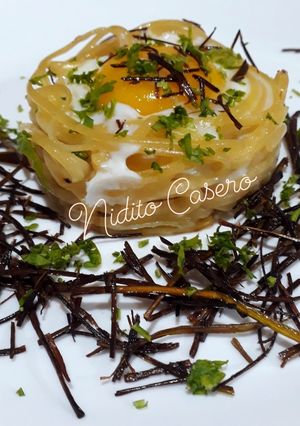 Una foto de Niditos de fideos y huevos