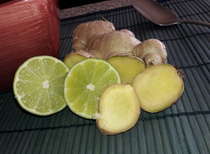 Una foto de Agua de jengibre con limón