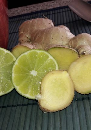 Una foto de Agua de jengibre con limón