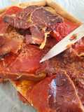 Coca de jamón, pimiento y tomate
