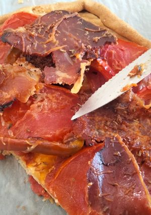 Una foto de Coca de jamón, pimiento y tomate