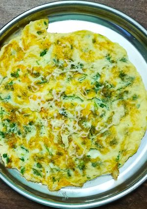 चीजी आम्लेट (cheese omelette recipe in marathi) रेसिपी चे मुख्य फोटो 