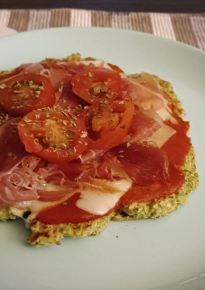 Una foto de Pizza con base de brócoli