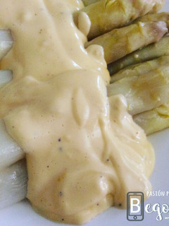Una foto de Espárragos blancos con salsa holandesa