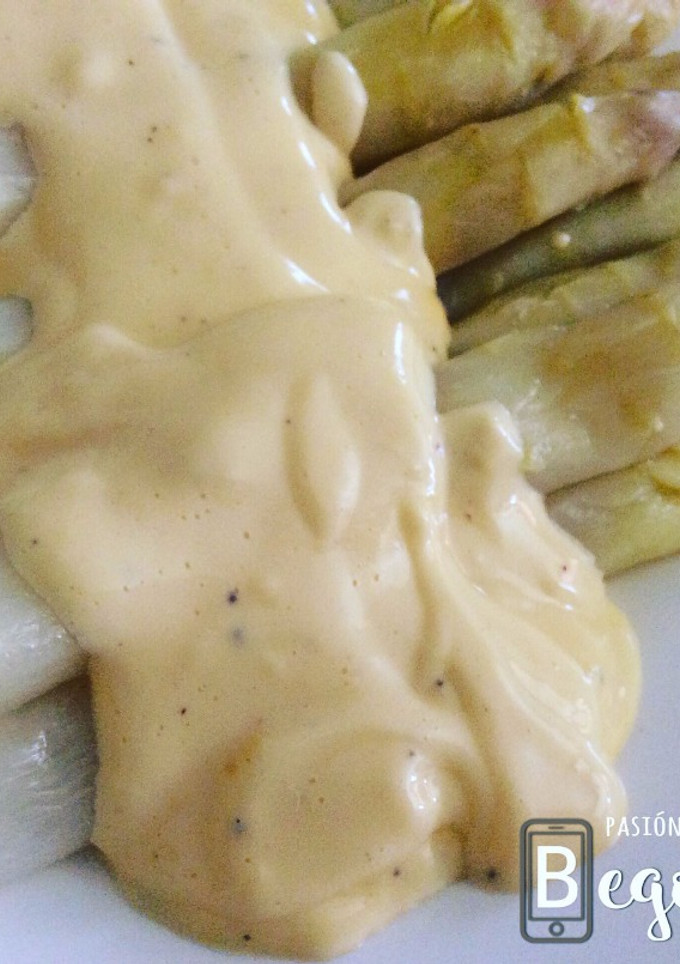 Una foto de Espárragos blancos con salsa holandesa