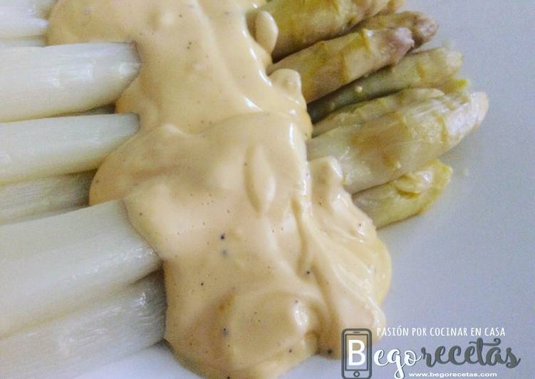 Espárragos blancos con salsa holandesa
