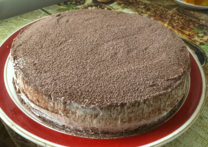 Справится любая хозяйка: сытный рецепт торта на кефире со сметанным кремом