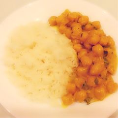 A picture of Chickpeas Curry with Coconut Milk.