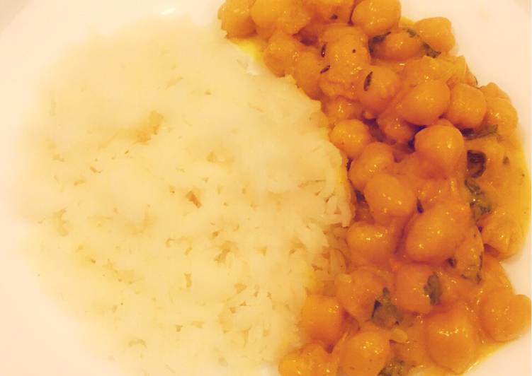 The Simple and Healthy Chickpeas Curry with Coconut Milk
