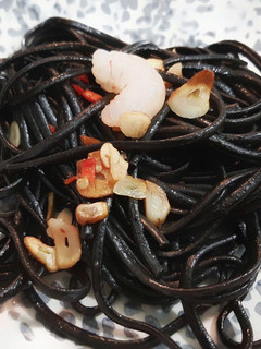 Una foto de Espaguetis negros, ajo aceite, guindilla (spaghetti aglio e olio