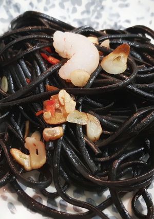 Una foto de Espaguetis negros, ajo aceite, guindilla (spaghetti aglio e olio
