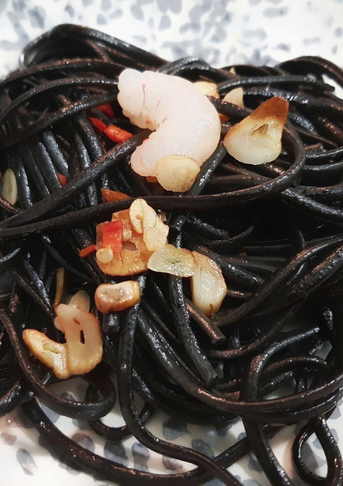 Una foto de Espaguetis negros, ajo aceite, guindilla (spaghetti aglio e olio