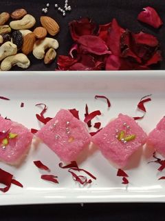 नारळाची बर्फी (naralachi barfi recipe in marathi) रेसिपी चे मुख्य फोटो 