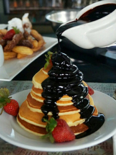 Resep Pancake Strawberry Saus Coklat oleh Dapur Adis - Cookpad