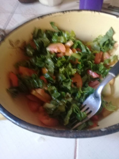 Una foto de Ensalada de tomate y lechuga de la huerta