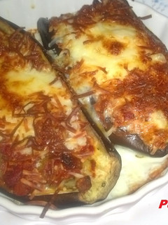 Una foto de Berenjenas rellenas con salsa italiana de aceitunas y huevo secreto