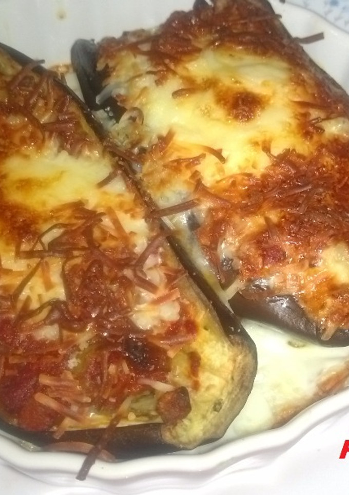 Una foto de Berenjenas rellenas con salsa italiana de aceitunas y huevo secreto