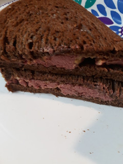 A picture of Braunschweiger on Buttered Pumpernickel Rye.