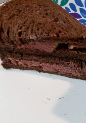 A picture of Braunschweiger on Buttered Pumpernickel Rye.